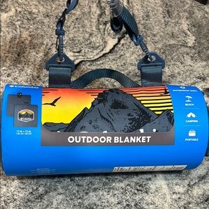 Columbia Outdoor Blanket with Mountain Design 72×72 in NEW WITH TAGS waterproof